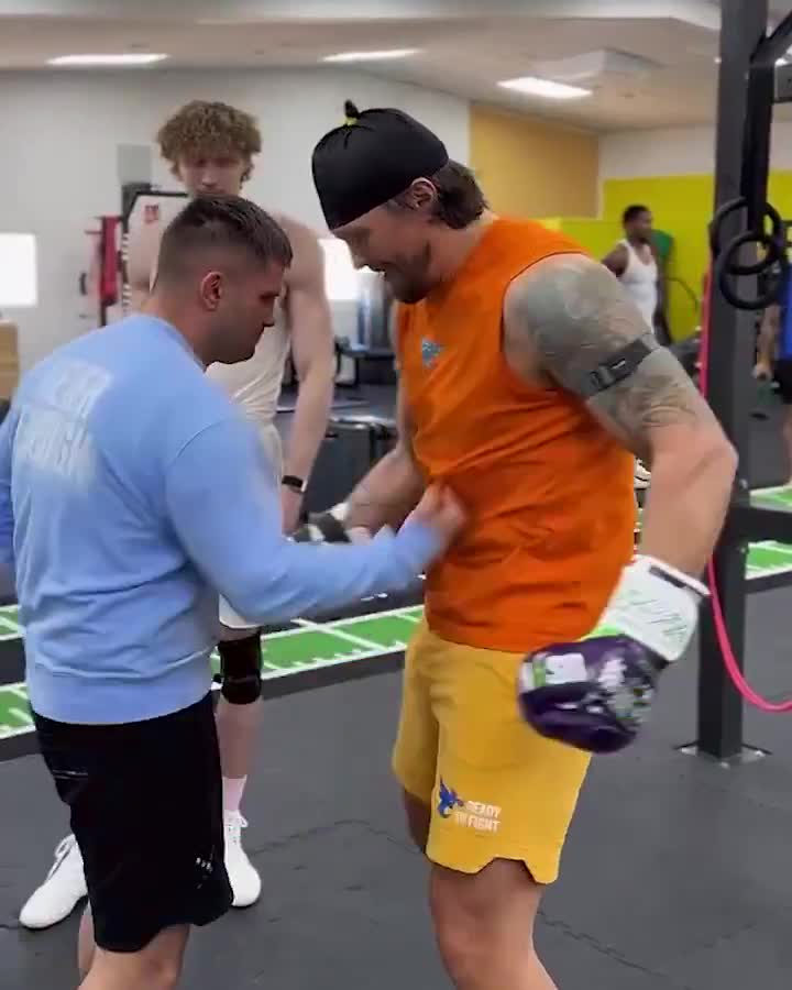 Oleksandr Usyk sees the funny side to taking body shots in training