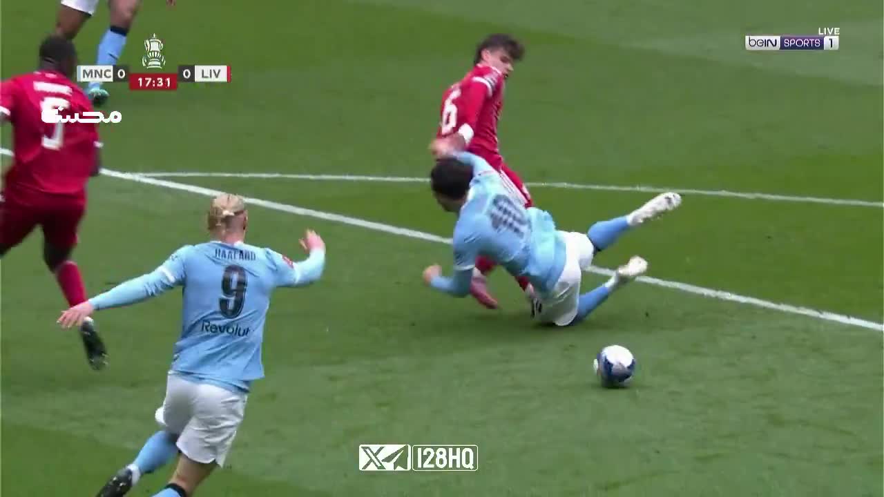 Manchester City penalty shout against Liverpool 18'
