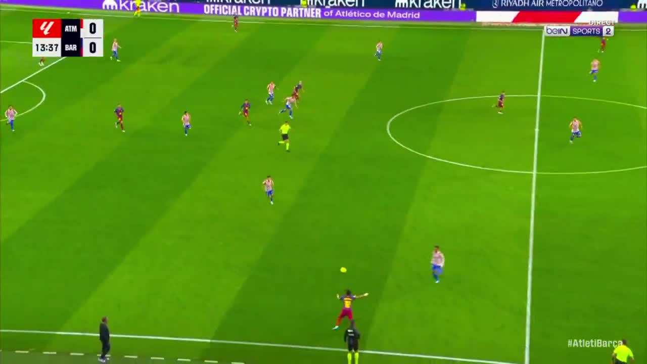 Lamine Yamal with a nutmeg and a great pass against Atlético Madrid