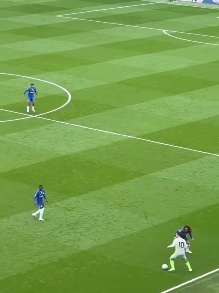 Great skill from Rayan Cherki vs Chelsea.