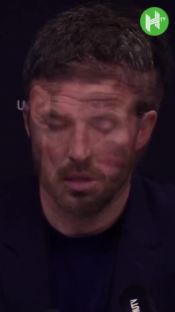 Carrick reacts to Lisandro Martínez red card