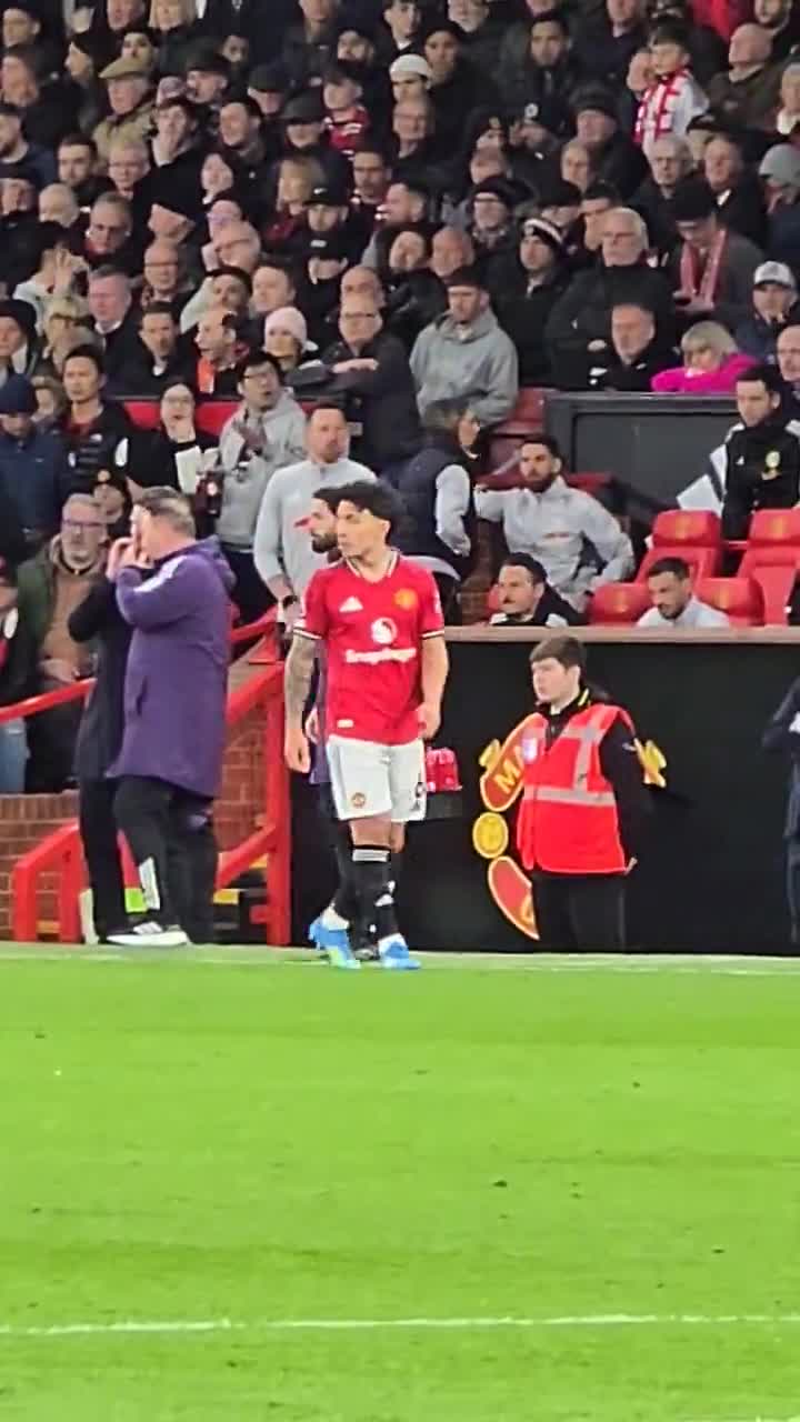 Joshua Zirkzee was seen consoling Lisandro Martinez after he was shown the red card