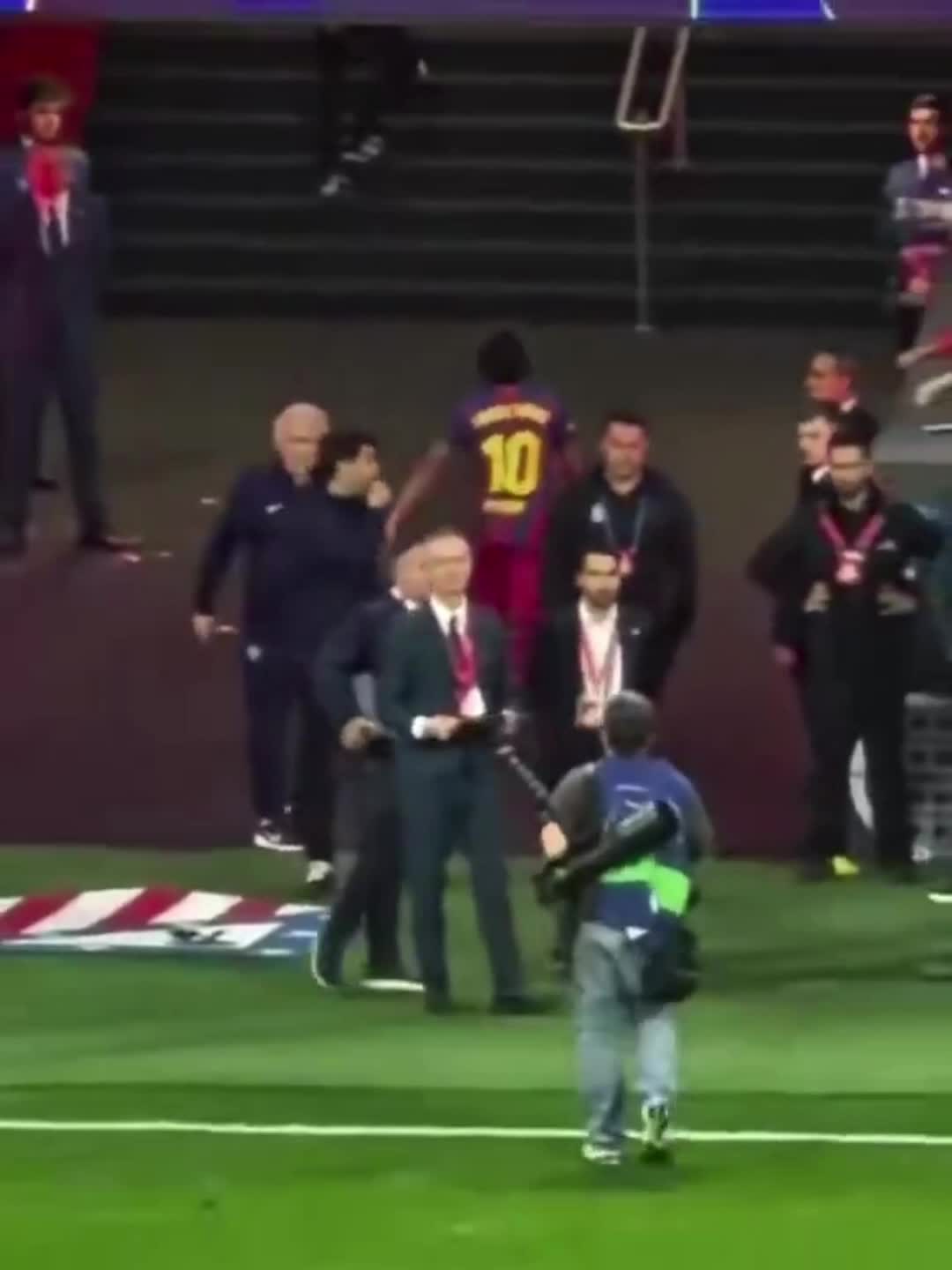 Lamine Yamal kissing the badge as he heads to the locker rooms. (2)