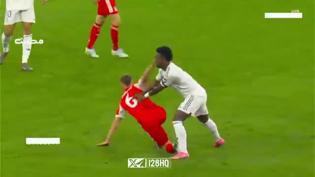 Vinícius Júnior trips and pushes an opponent, no card given