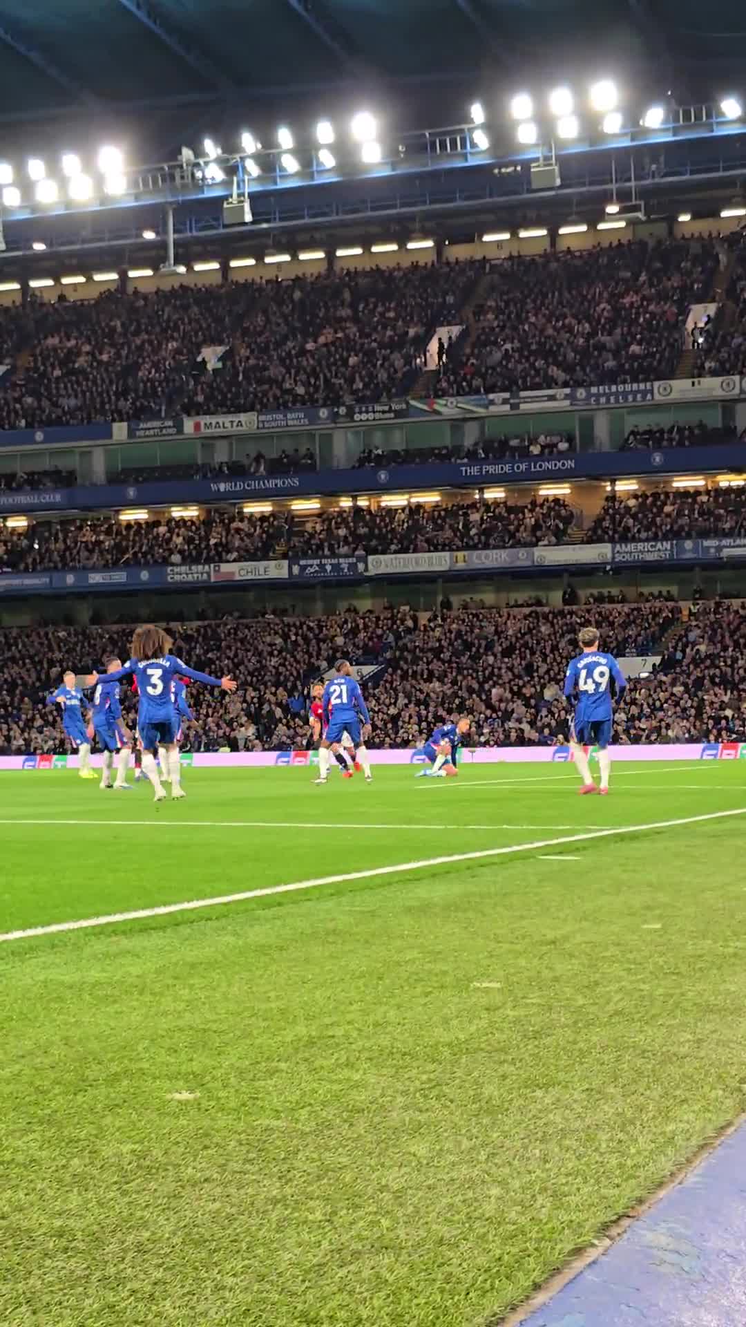 A camera angle of MU players celebrating after Matheus Cunha’s goal
