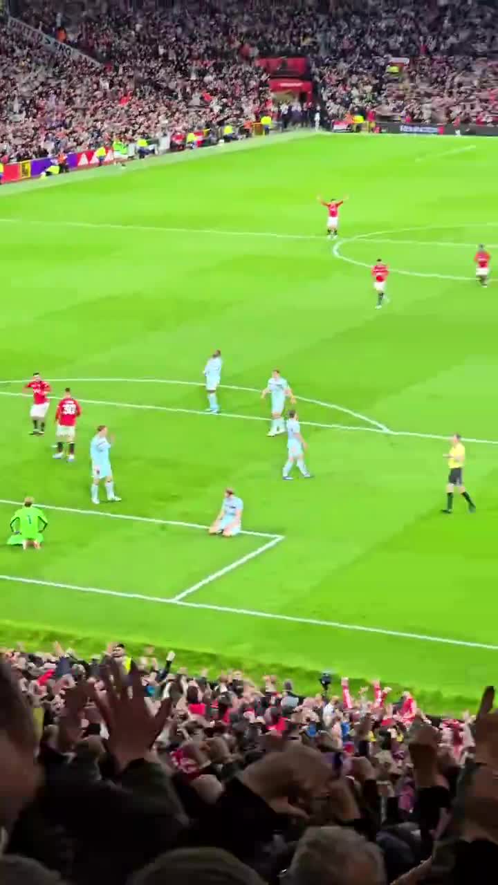 Benjamin Šeško’s goal against Brentford from another angle,  Bruno Fernandes making him celebrate his goal.