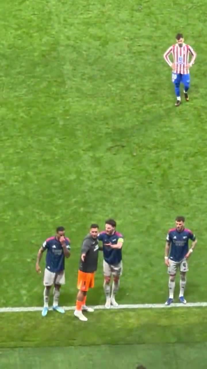 Gabriel Magalhaes, Declan Rice & Ben White reacting to the penalty overturn on the VAR monitor