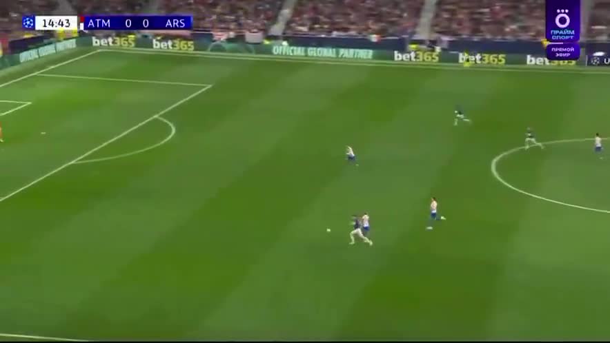 Gyökeres bursts forward from his own half on the counter