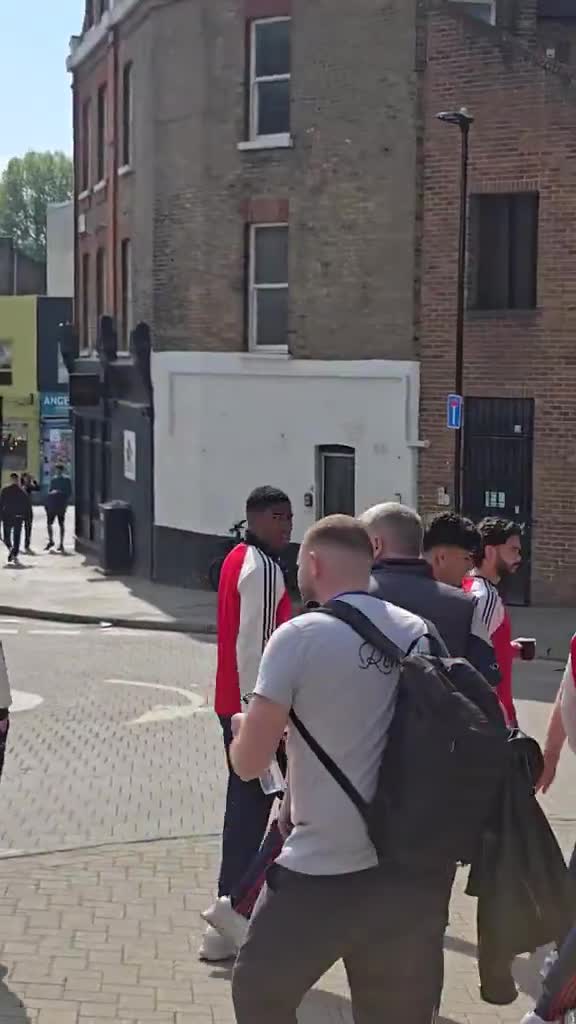 The Arsenal on their pre-match walk ⚪️🔴