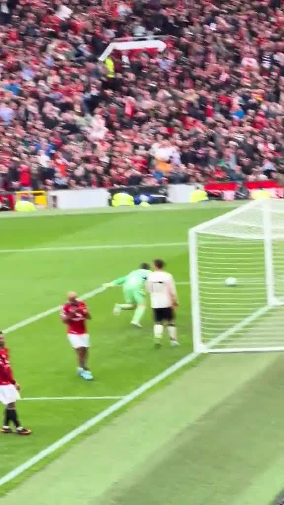 Bryan Mbeumo and Bruno Fernandes link-up play (fan angle)