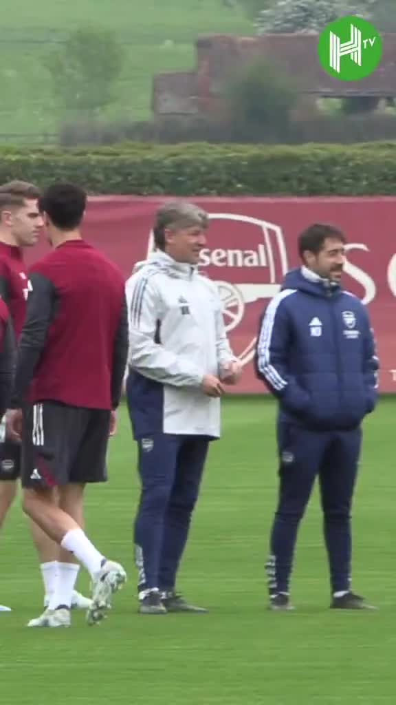 Viktor Gyokeres deciding it would be a good idea to prank Gabriel Heinze during Arsenal training