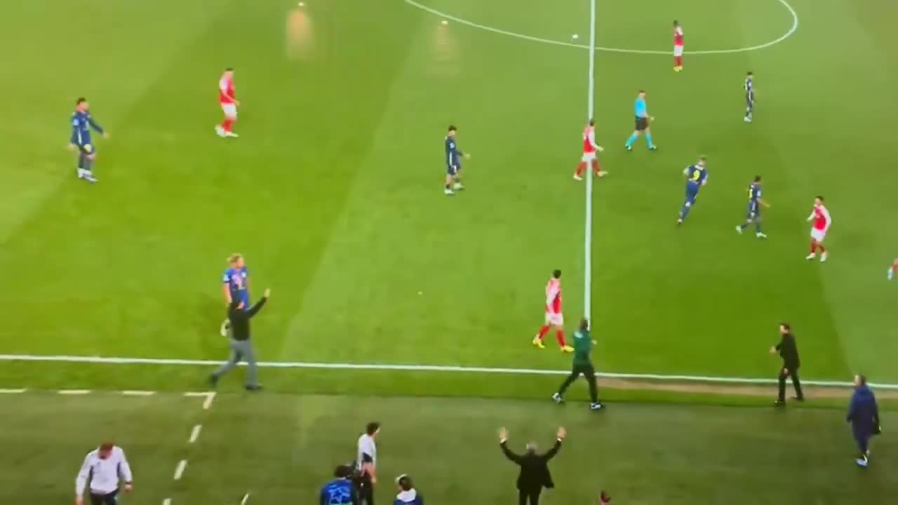 Diego Simeone’s reaction to Andrea Berta on the touchline