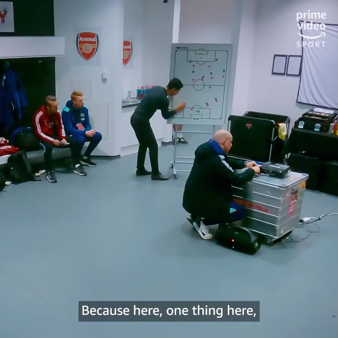 Mikel Arteta in a team talk in 2022