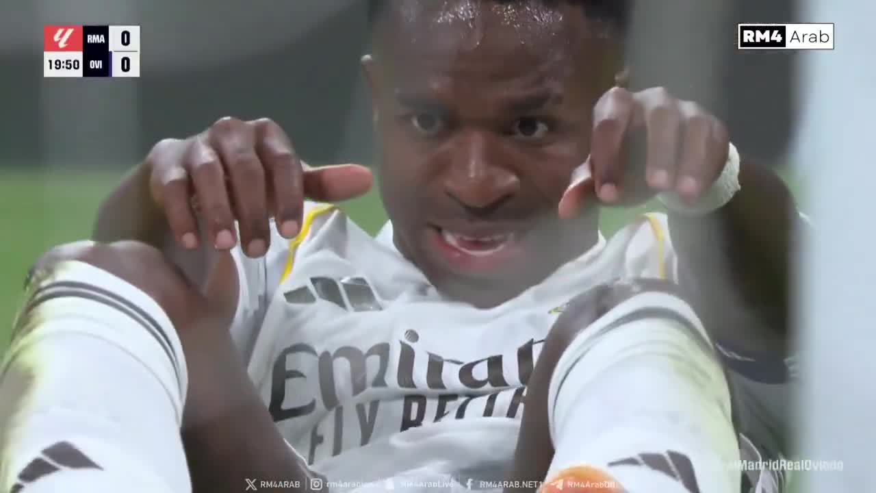 Vinícius Jr pulls his leg back to avoid a dangerous foul at the Santiago Bernabéu