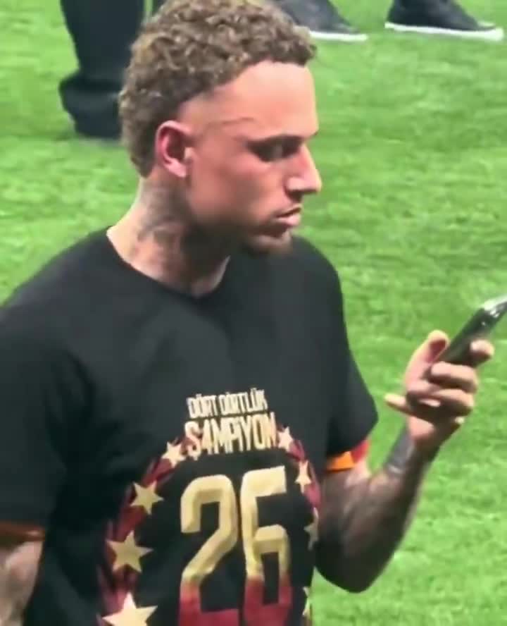 Noa Lang on the phone with his father after struggling to find him in the stands so they could celebrate the title together.