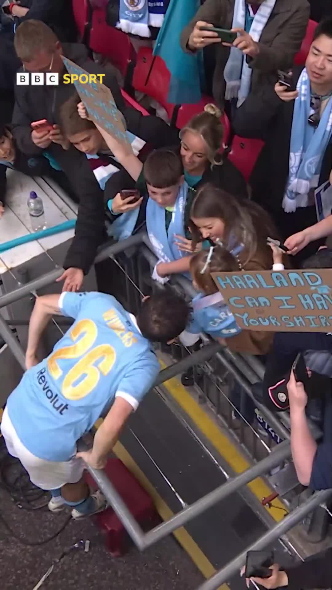 Bernardo Silva putting his FA Cup medal around his daughter's neck ❤️