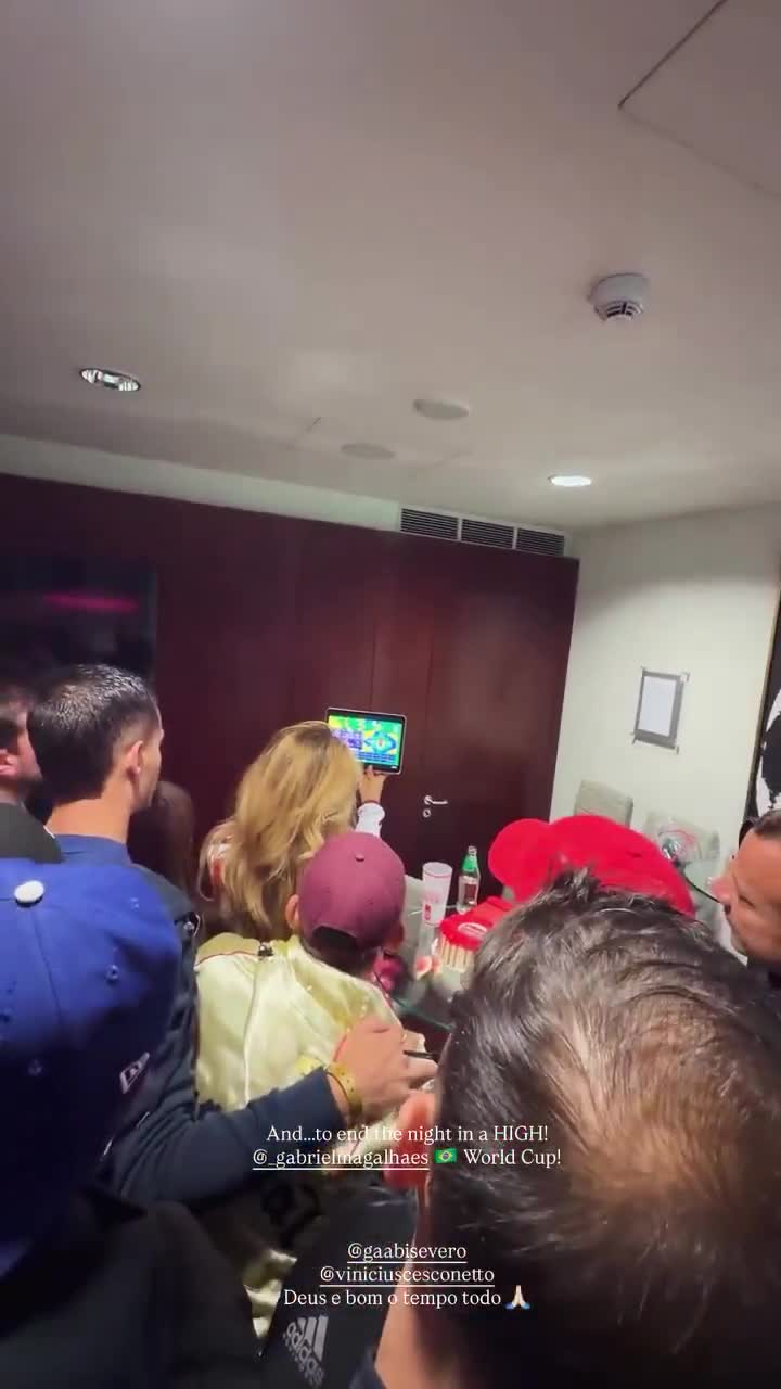 During tonight's Arsenal match .. Gabriel Magalhães' family celebrated his call-up to the Brazilian national team squad right by the stadium