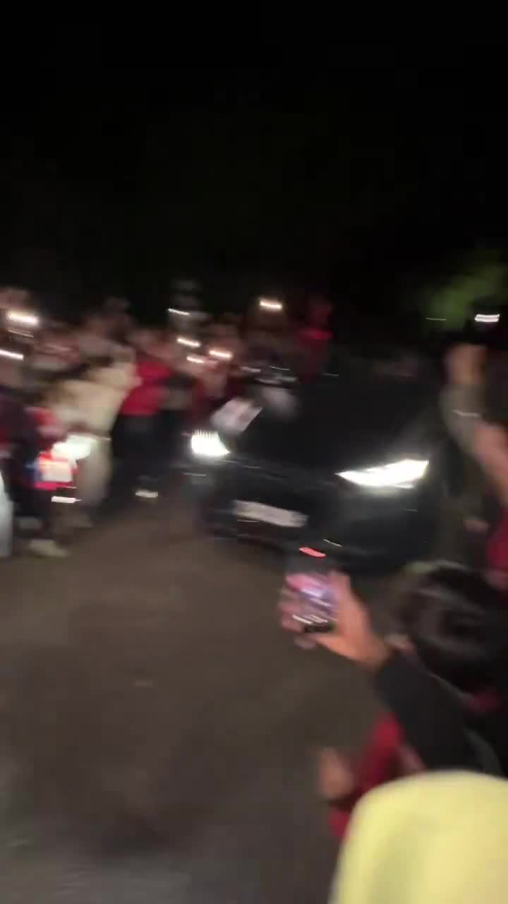 William Saliba & Gabriel Magalhaes celebrating with the Arsenal fans as they leave the training ground, after winning the Premier League.