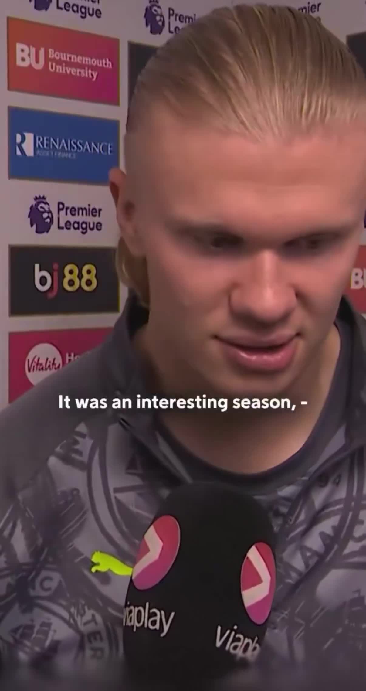 Erling Haaland chúc mừng Martin Ødegaard
