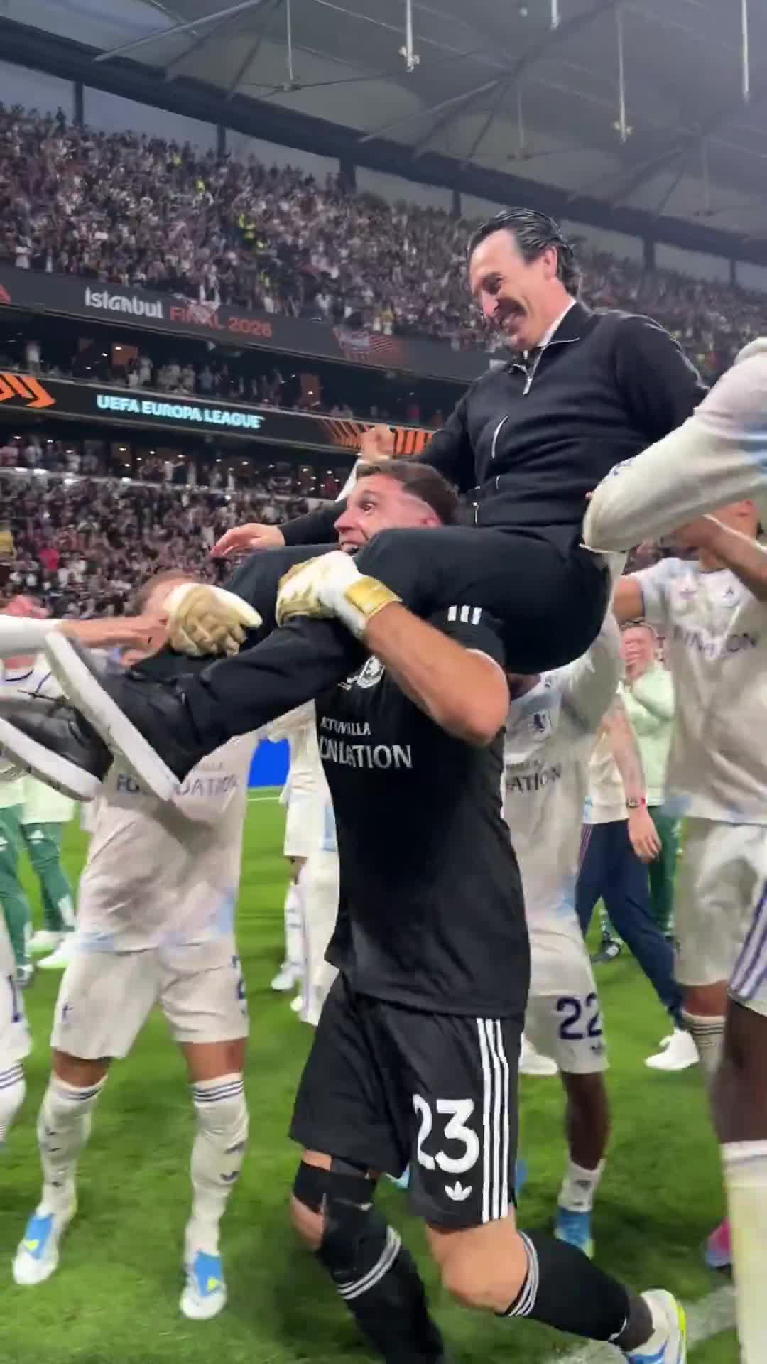 Emiliano Martínez carried Unai Emery on his shoulders while celebrating after defeating SC Freiburg