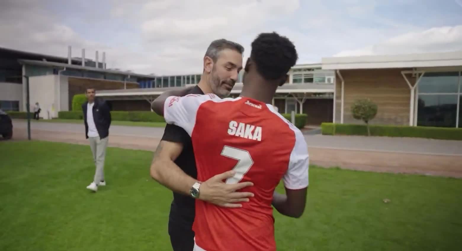 Bukayo Saka with Robert Pires at media day, after Arsenal won the Premier League