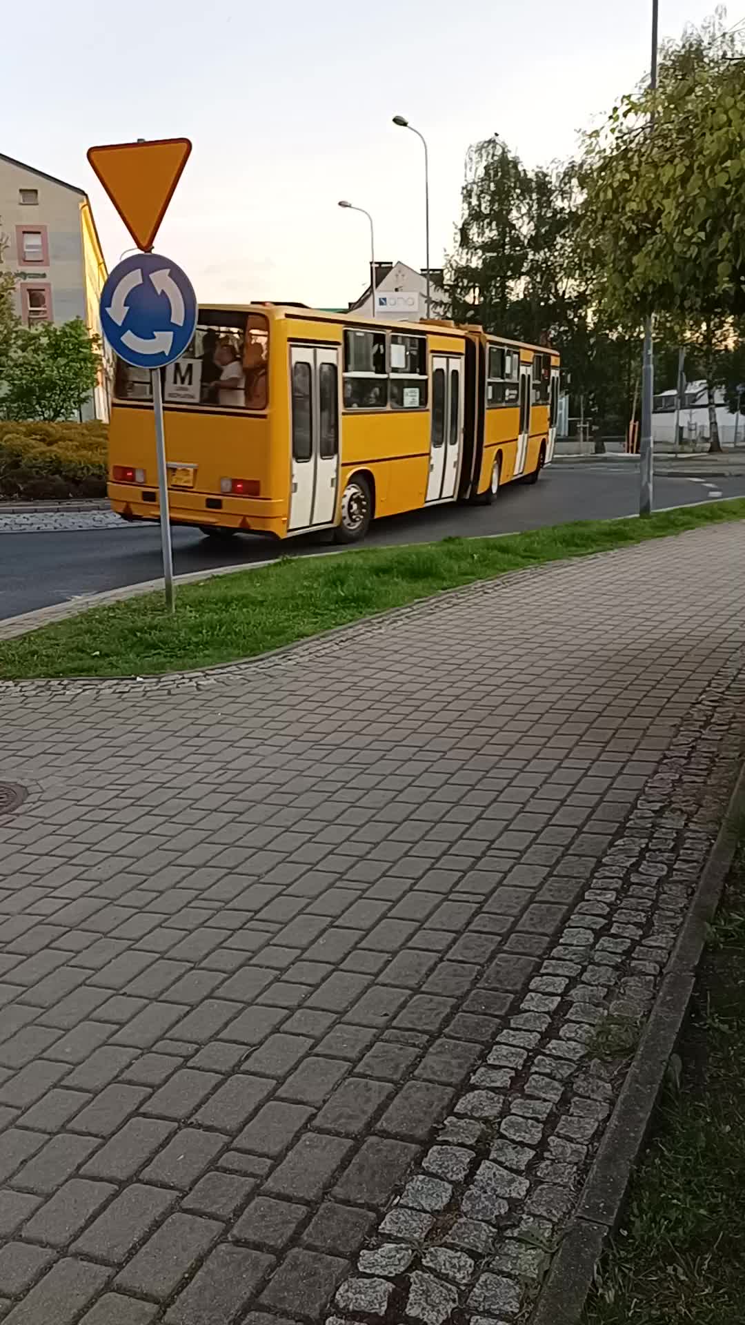 1000001880
