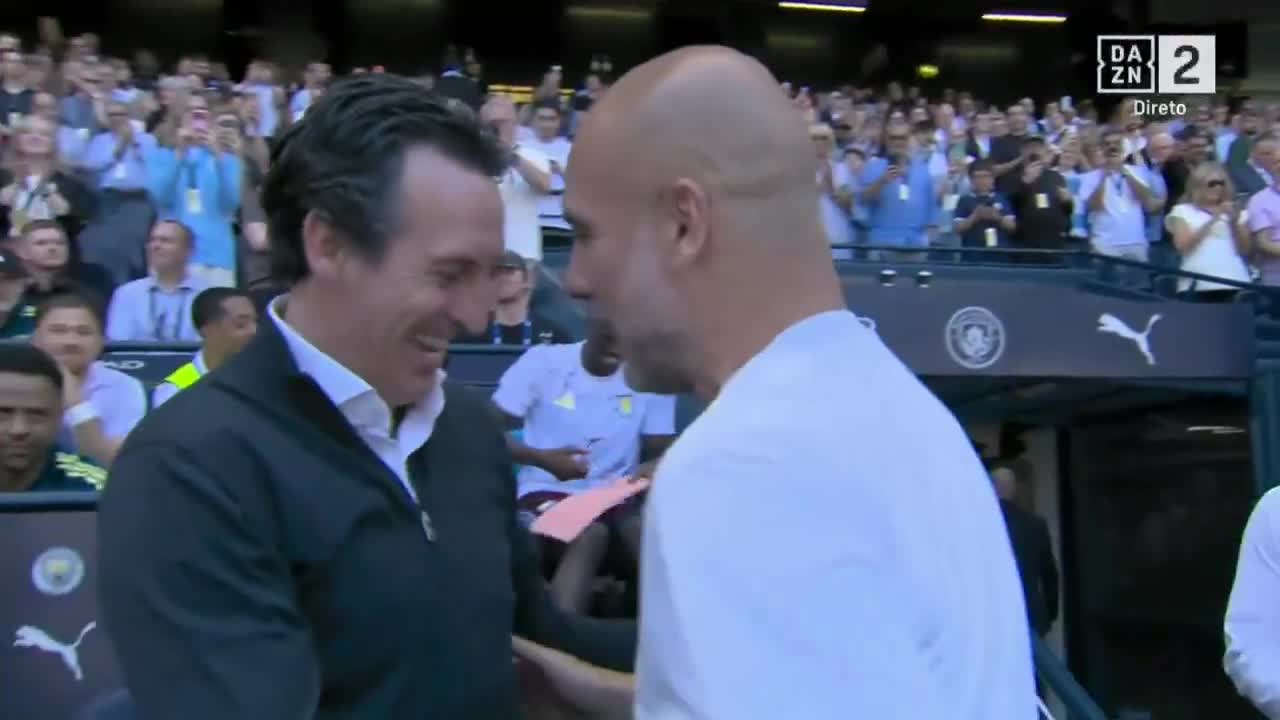 Unai Emery gives a gift to Pep Guardiola