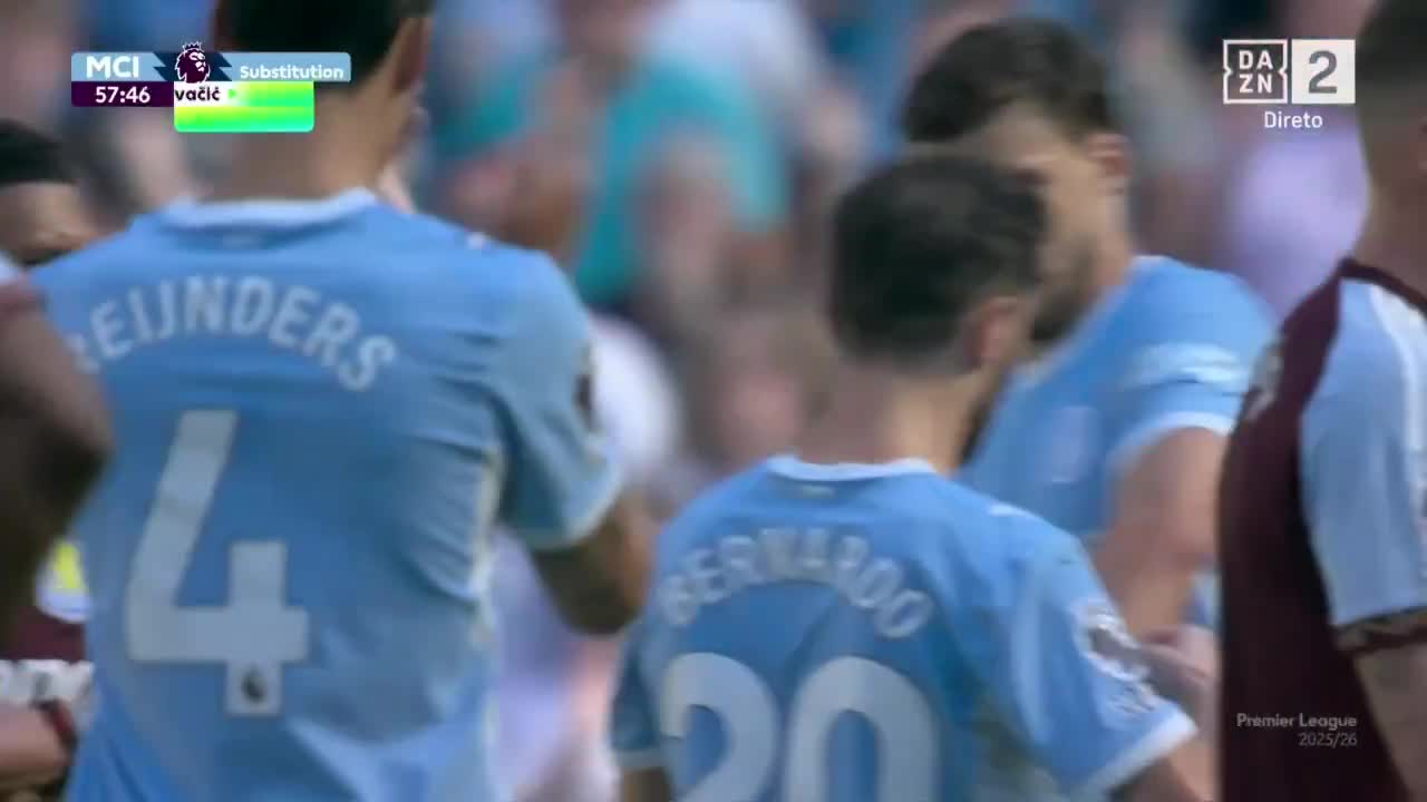 The players and fans paid tribute to Bernardo Silva.
