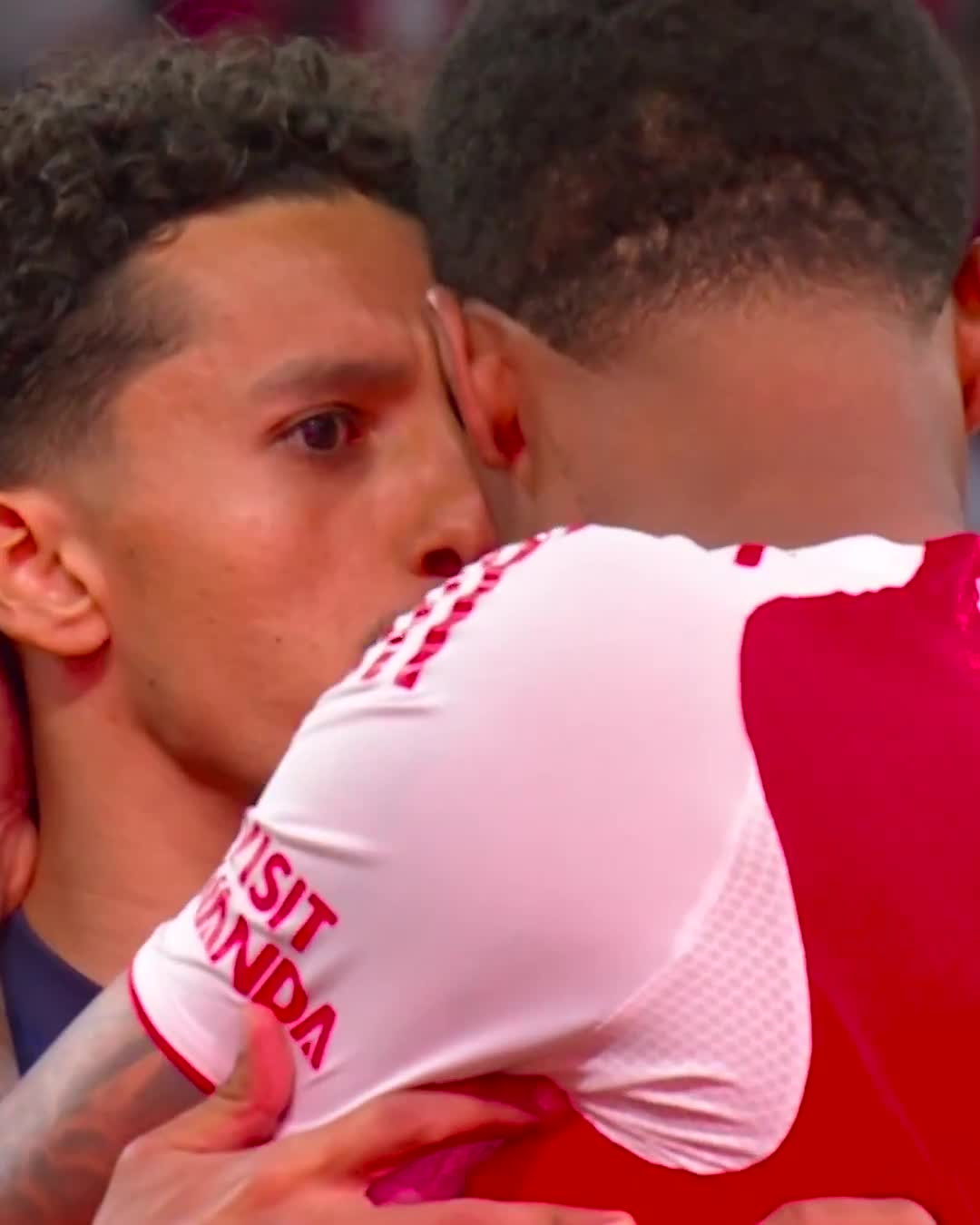 Marquinhos consolando Gabriel Magalhães após o zagueiro do Arsenal perder o pênalti que deu o título da Champions League ao PSG.