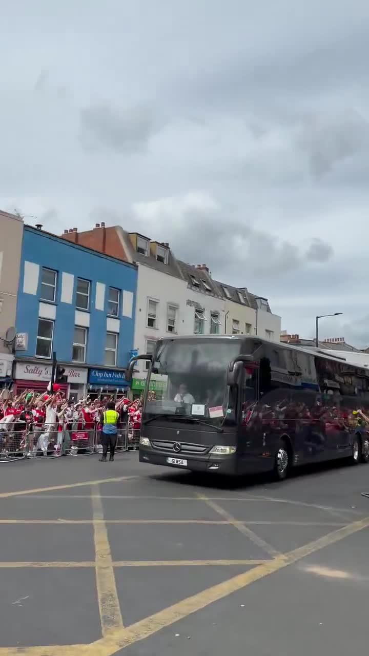The Arsenal squad arrive back in North London to brilliant support, ahead of the parade this afternoon.