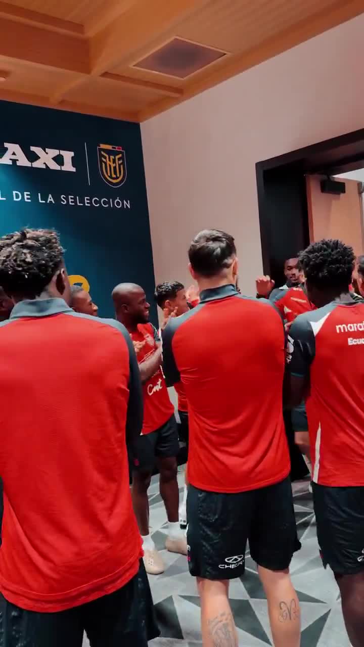 Piero Hincapié receives a warm welcome at Ecuador camp