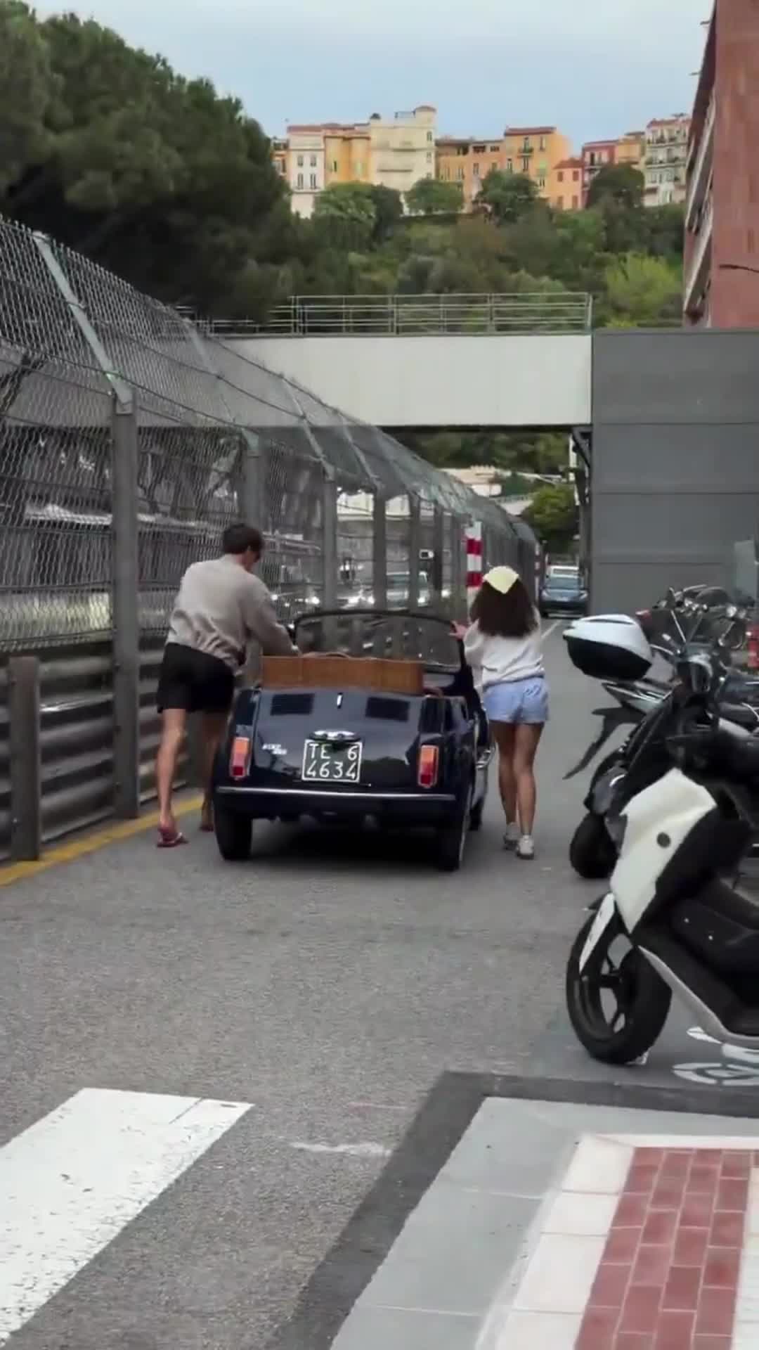 George Russell and his girlfriend had to push their rental car after it broke down (2)
