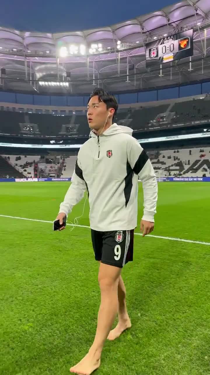 South Korea and Beşiktaş striker Oh Hyeon-gyu goes onto the pitch barefoot before every single match