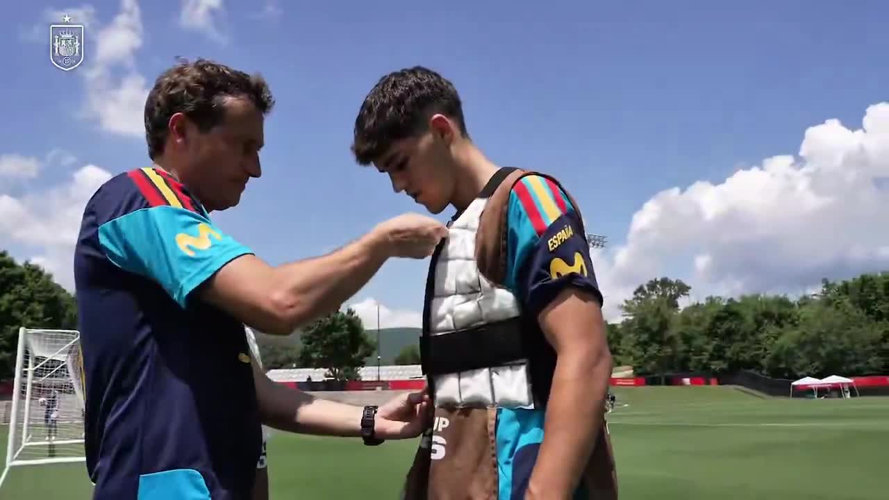 Mikel Merino and the Spanish team using ice vests to combat the heat.
