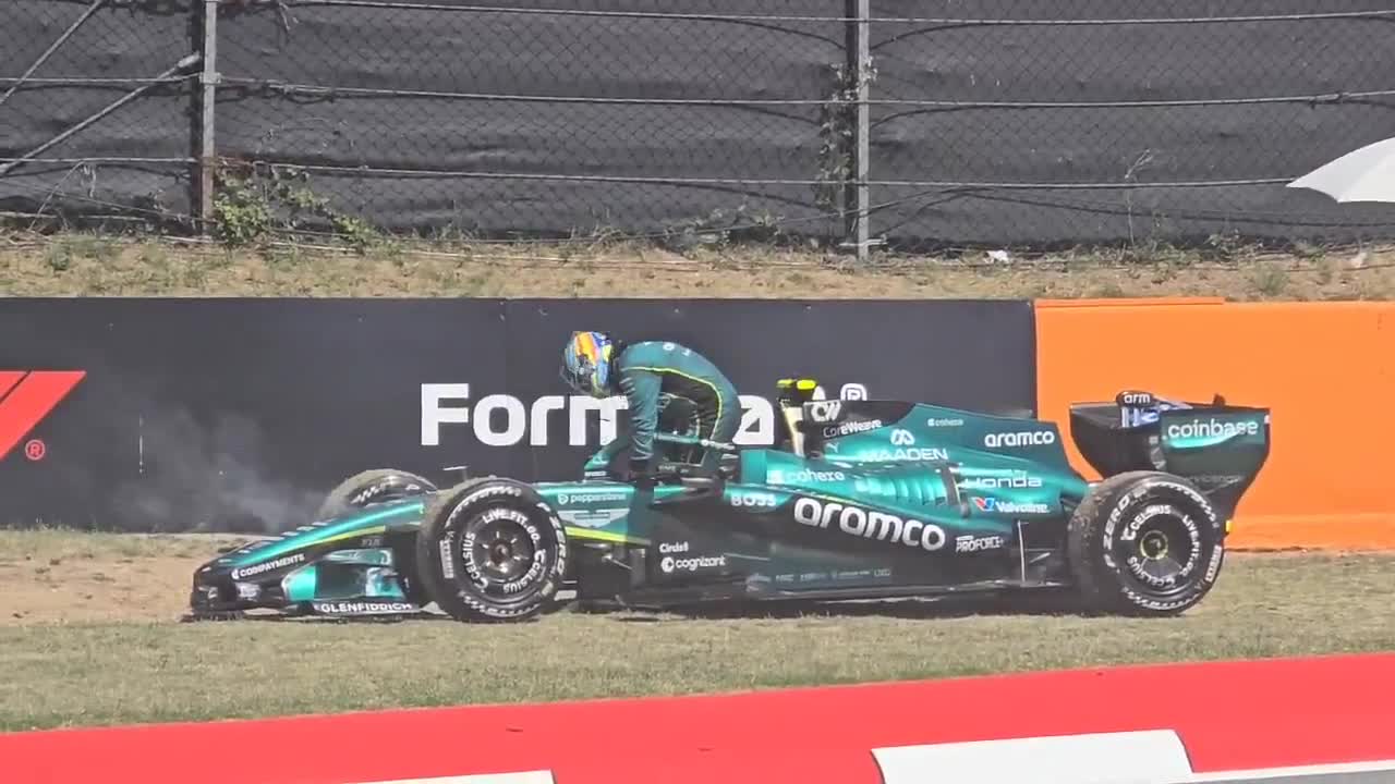 A battery issue forces him to retire right in front of his home grandstand in Barcelona. His fans give him a standing ovation