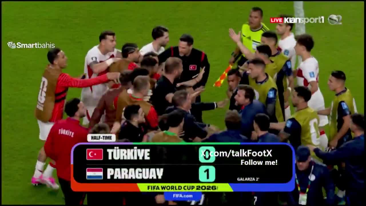 Immediately after the end of the first half, tensions are running high between the Turkiye and Paraguay players
