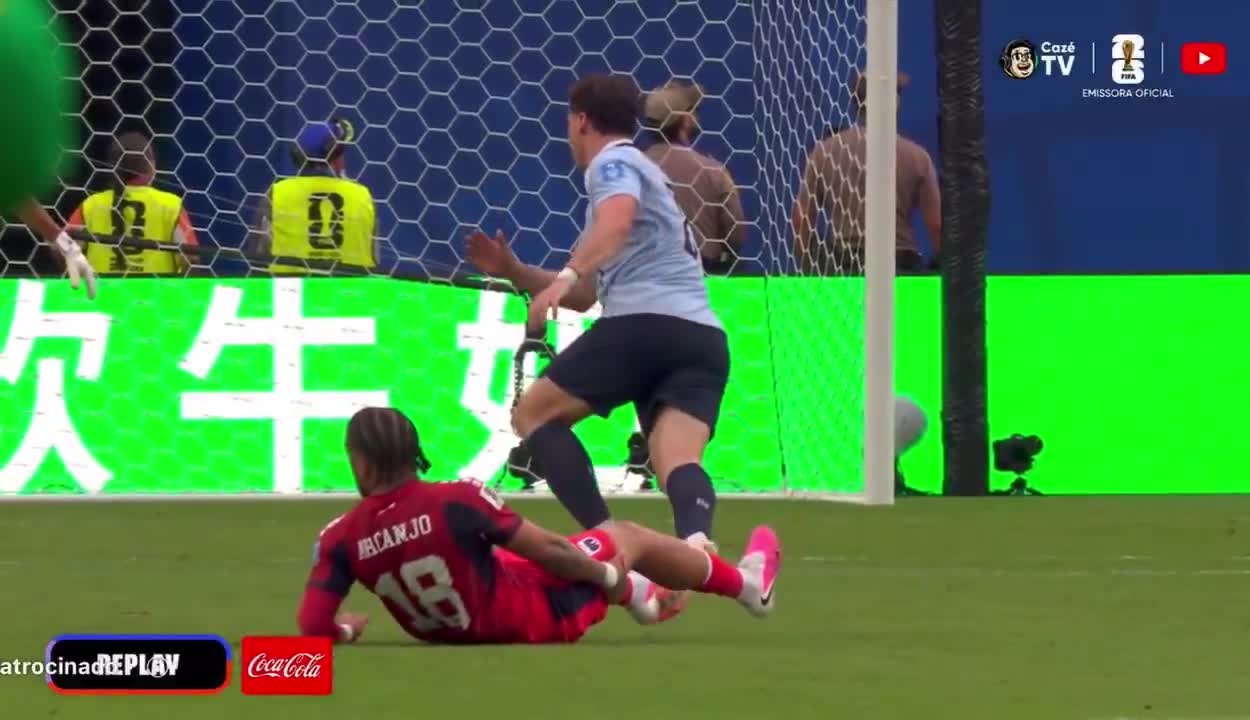 Viñas letting Arcanjo loose to chase after the ball