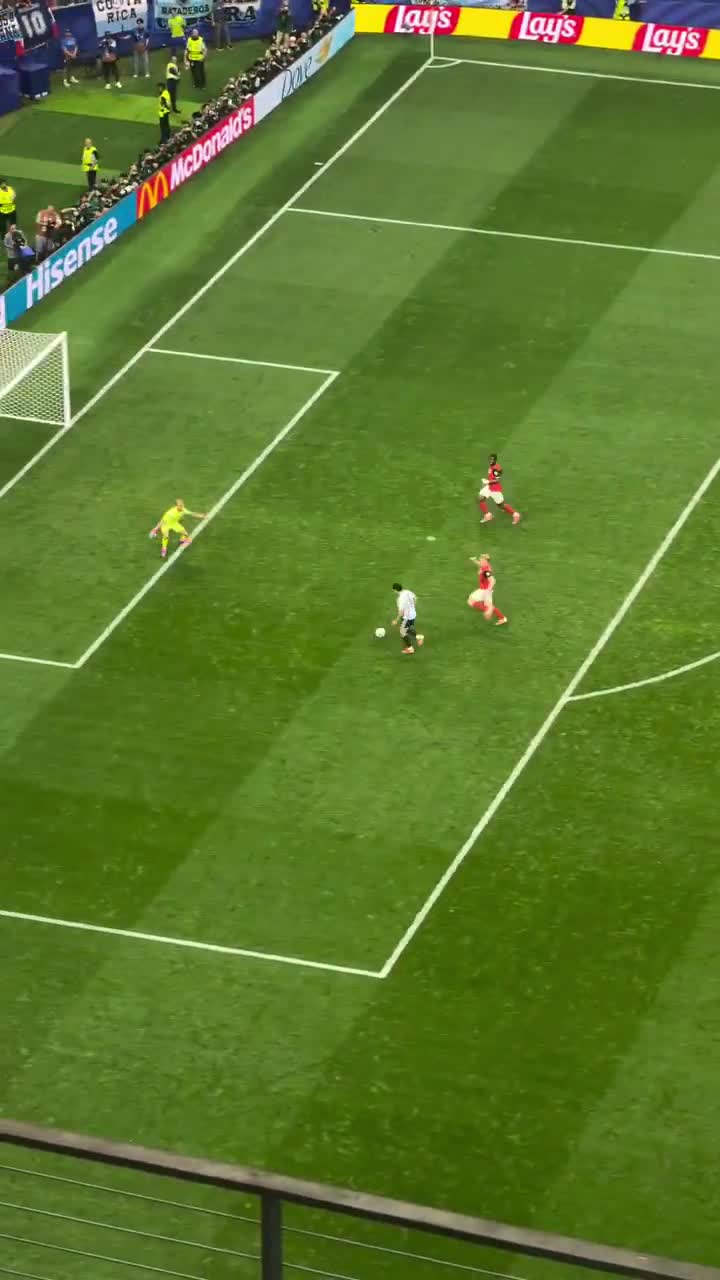 Leo Messi's second goal from the fans' perspective