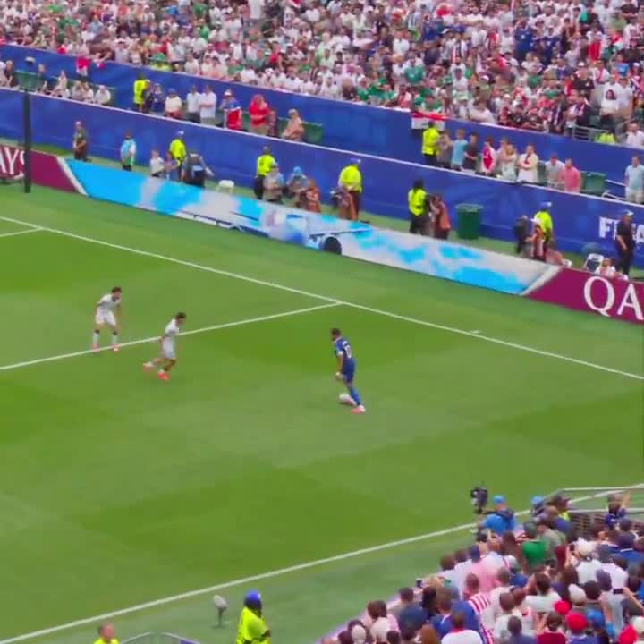 Mbappé gets nutmegged, then instantly nutmegs Merchas Doski back