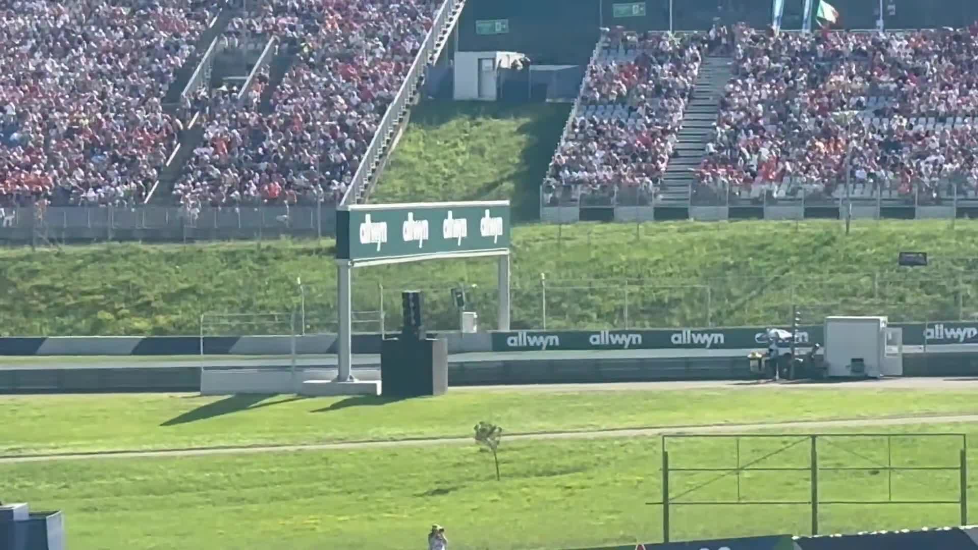 The crowd reaction to Max Verstappen’s crash!