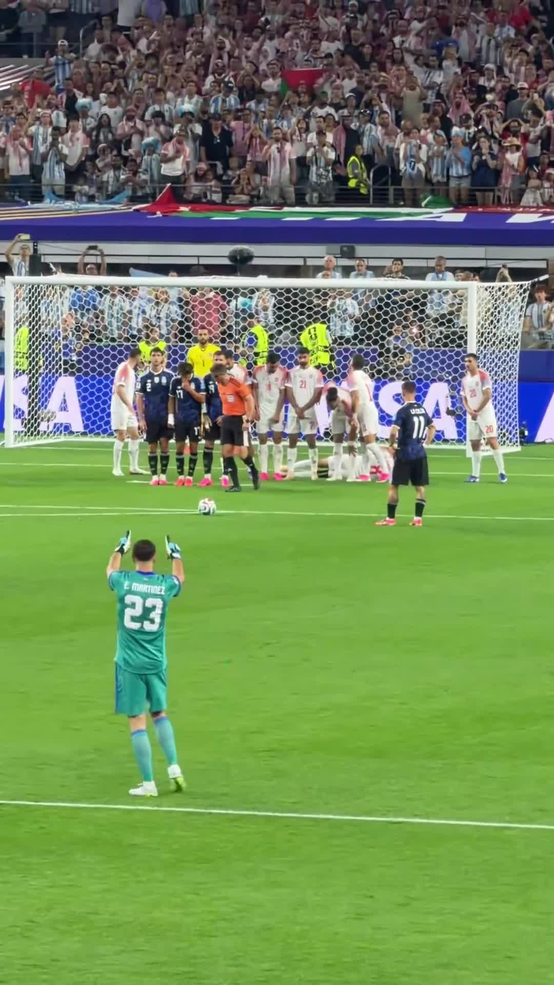 Emiliano Martínez sets up the wall for Messi's free kick