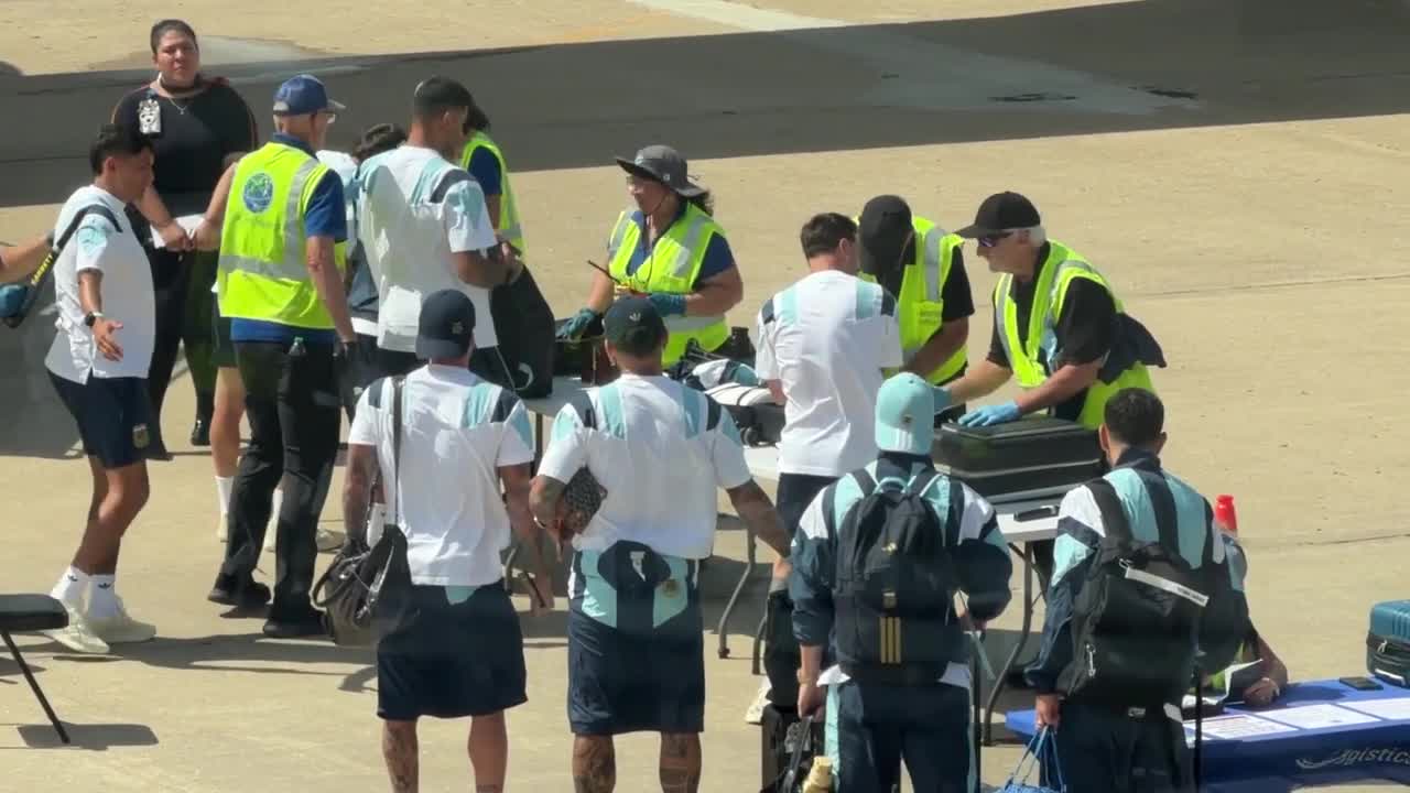 Messi laughed heartily when Romero's belongings were confiscated at Miami airport, USA.