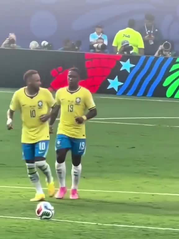 Neymar bumping into Martin Ødegaard during Brazil-Norway.