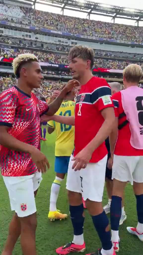 Neymar and Martin Ødegaard after the match.