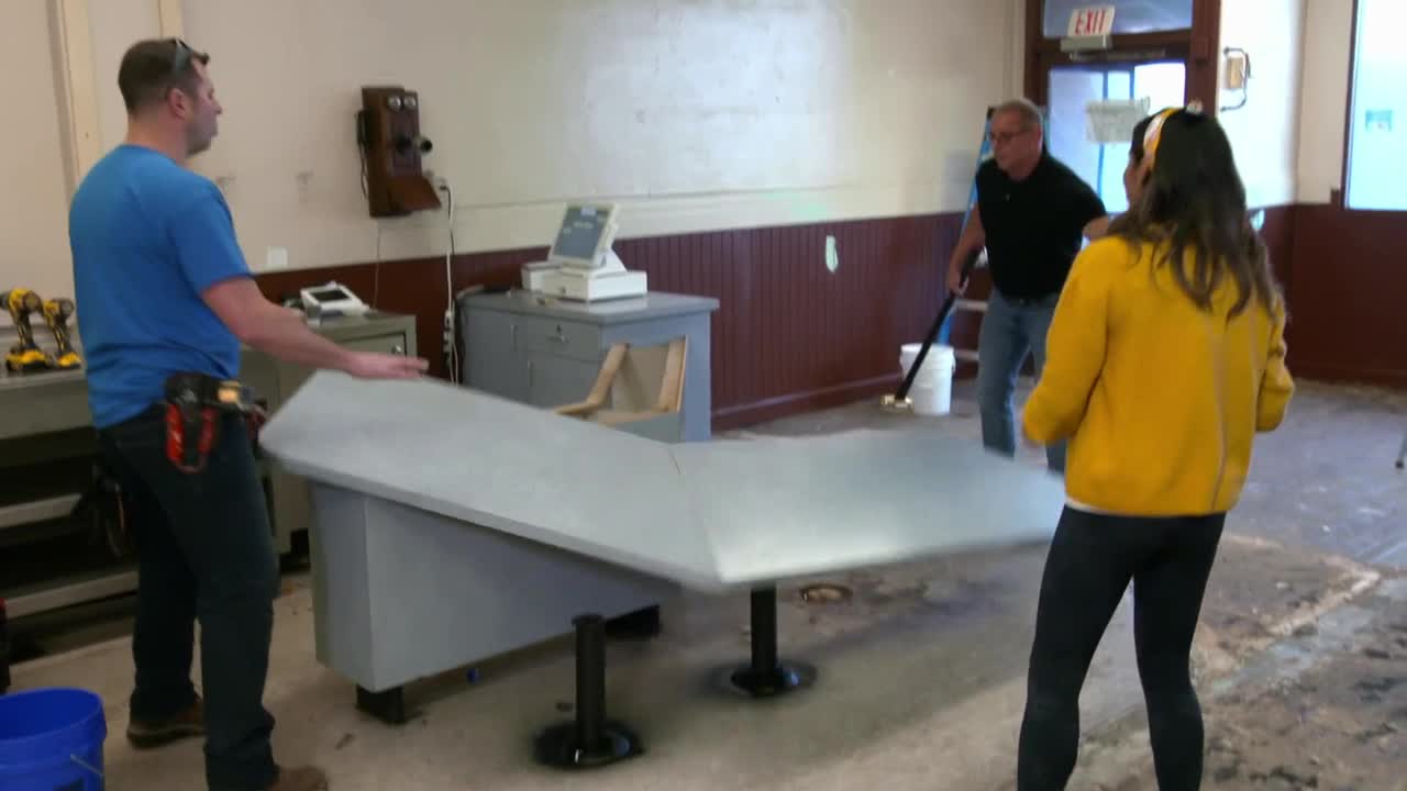 Restaurant.Impossible.S15E07.Lakefront.Disaster.720p.WEBRip.x264-CAFFEiNE