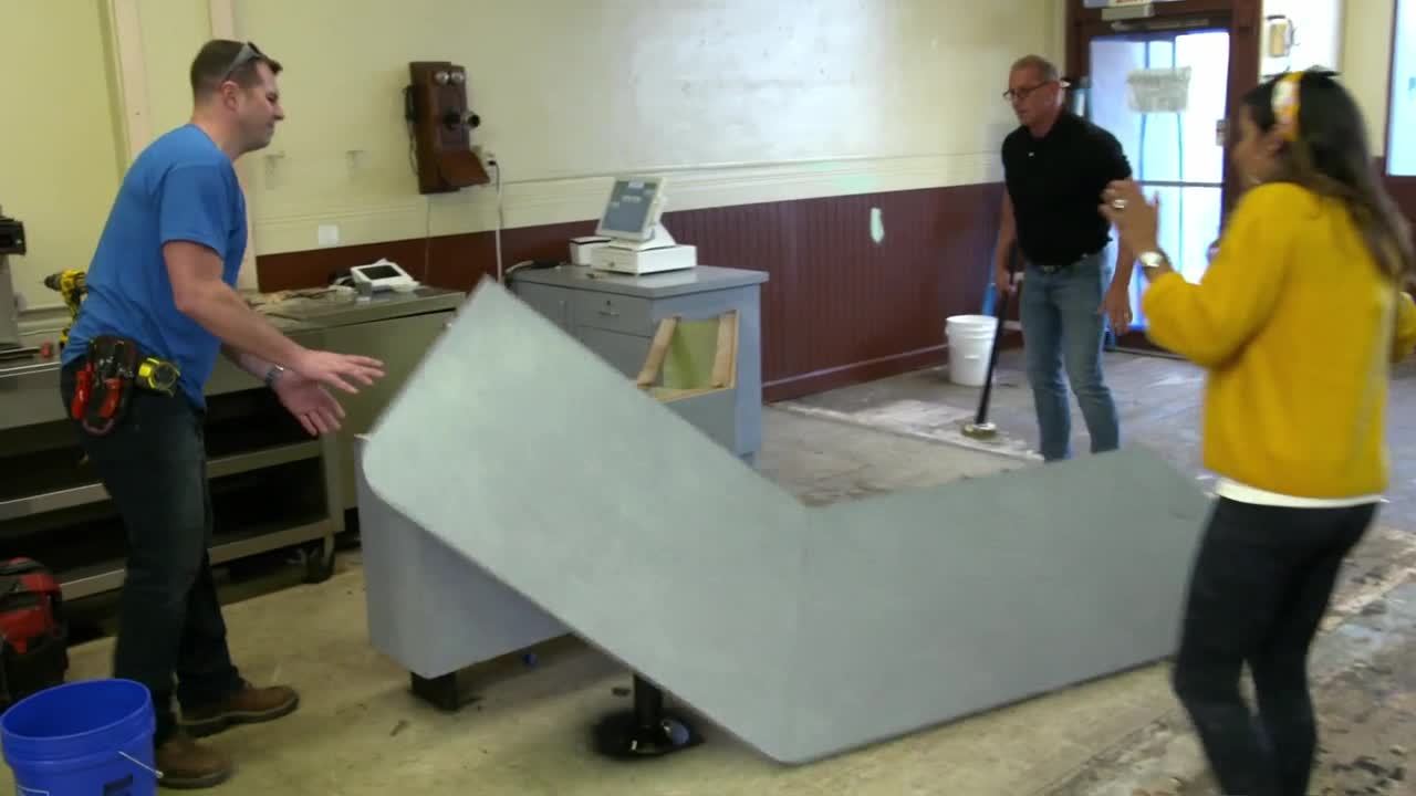 Restaurant.Impossible.S16E06.Out.with.the.Old.In.with.the.New.720p.HDTV.x264-CRiMSON