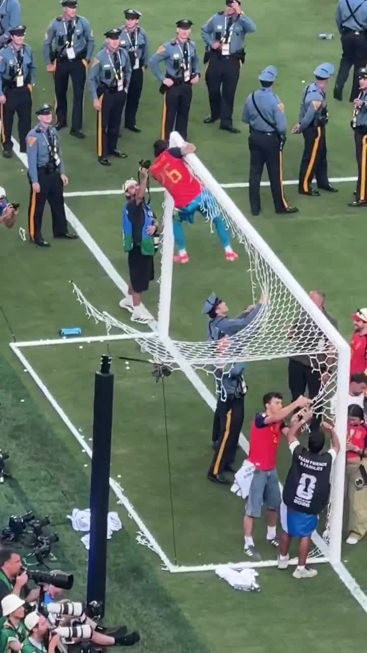 David Raya’s medal got stuck as he was about to jump down from the goalpost