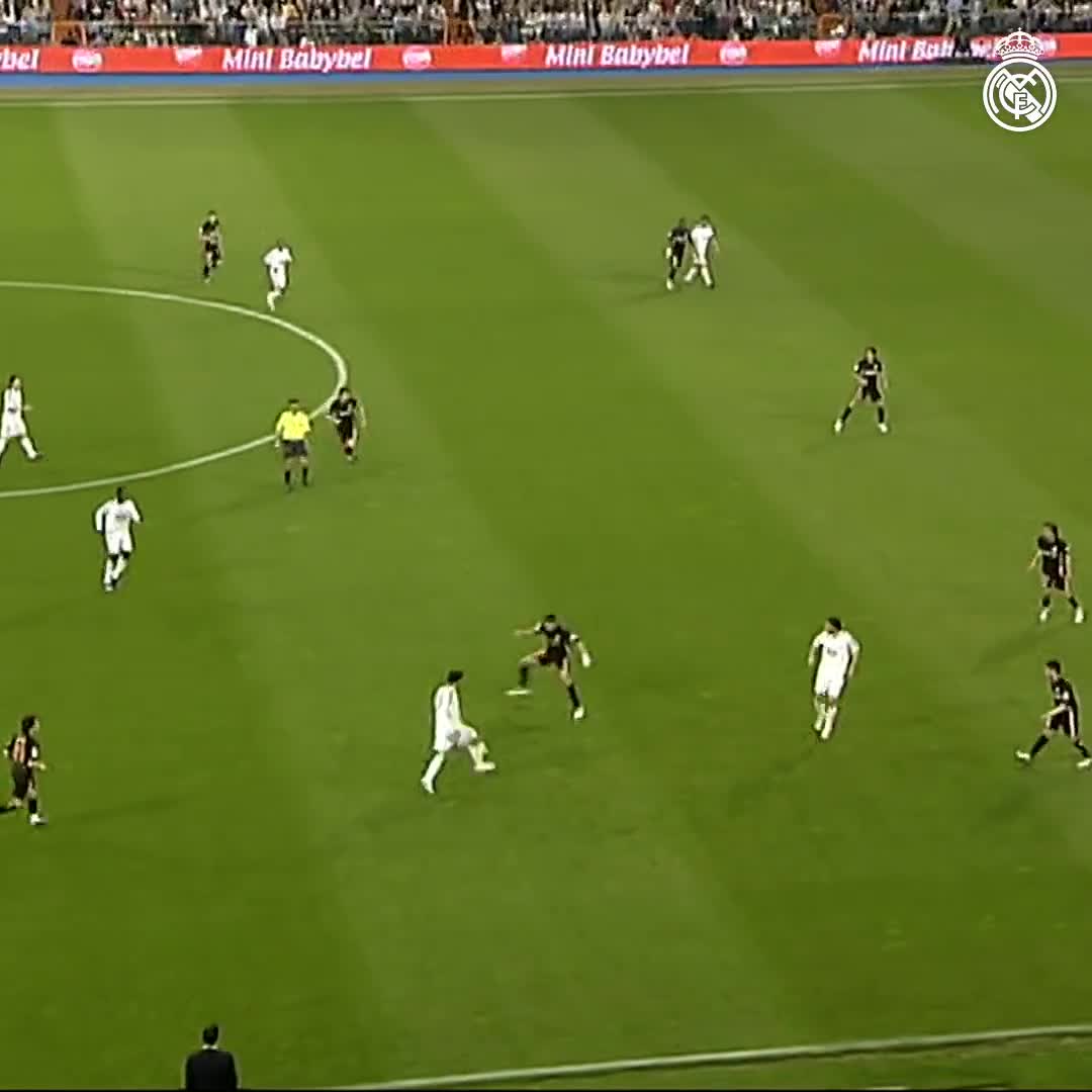 20 years ago today, Ruud van Nistelrooy was unveiled as a Real Madrid player. A memorable goal from his career