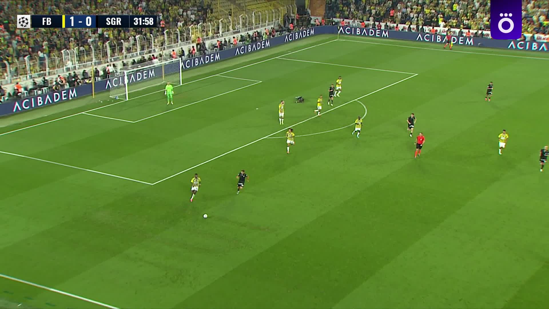 Fenerbahçe vs. Sturm Graz 32 step on foot