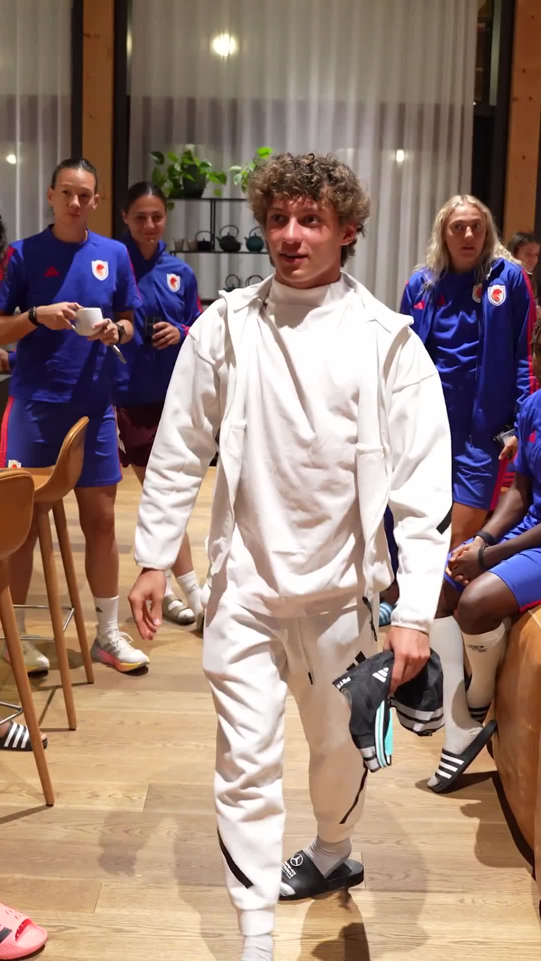 When Kimi Antonelli visits the Lyonnes, the players of OL’s women’s team